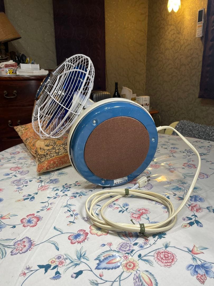 DarkBlue の涼しげな羽根/ランプも光る！ 暑夏をecoに乗切る東芝扇風機