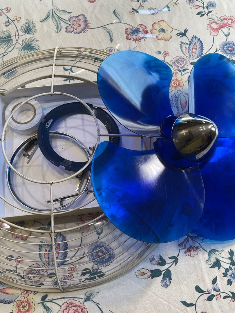 DarkBlue の涼しげな羽根/ランプも光る！ 暑夏をecoに乗切る東芝扇風機