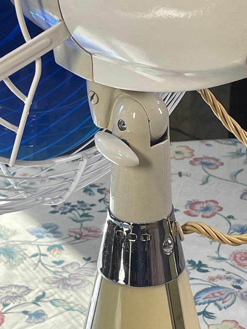 DarkBlue の涼しげな羽根/ランプも光る！ 暑夏をecoに乗切る東芝扇風機