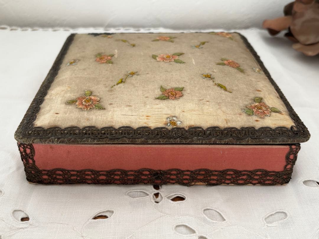 フランスアンティーク　カルトナージュ　小物入れ　刺繍　イニシャル入り