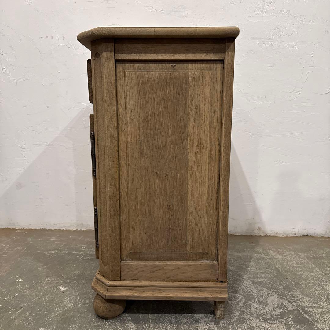 ヴィンテージ　木製サイドテーブル　引き出し／扉収納付き　剥離