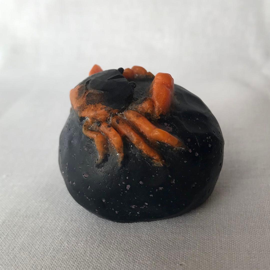 「岩に凝っとする沢蟹」　置物　ペーパーウェイト　パートドヴェール