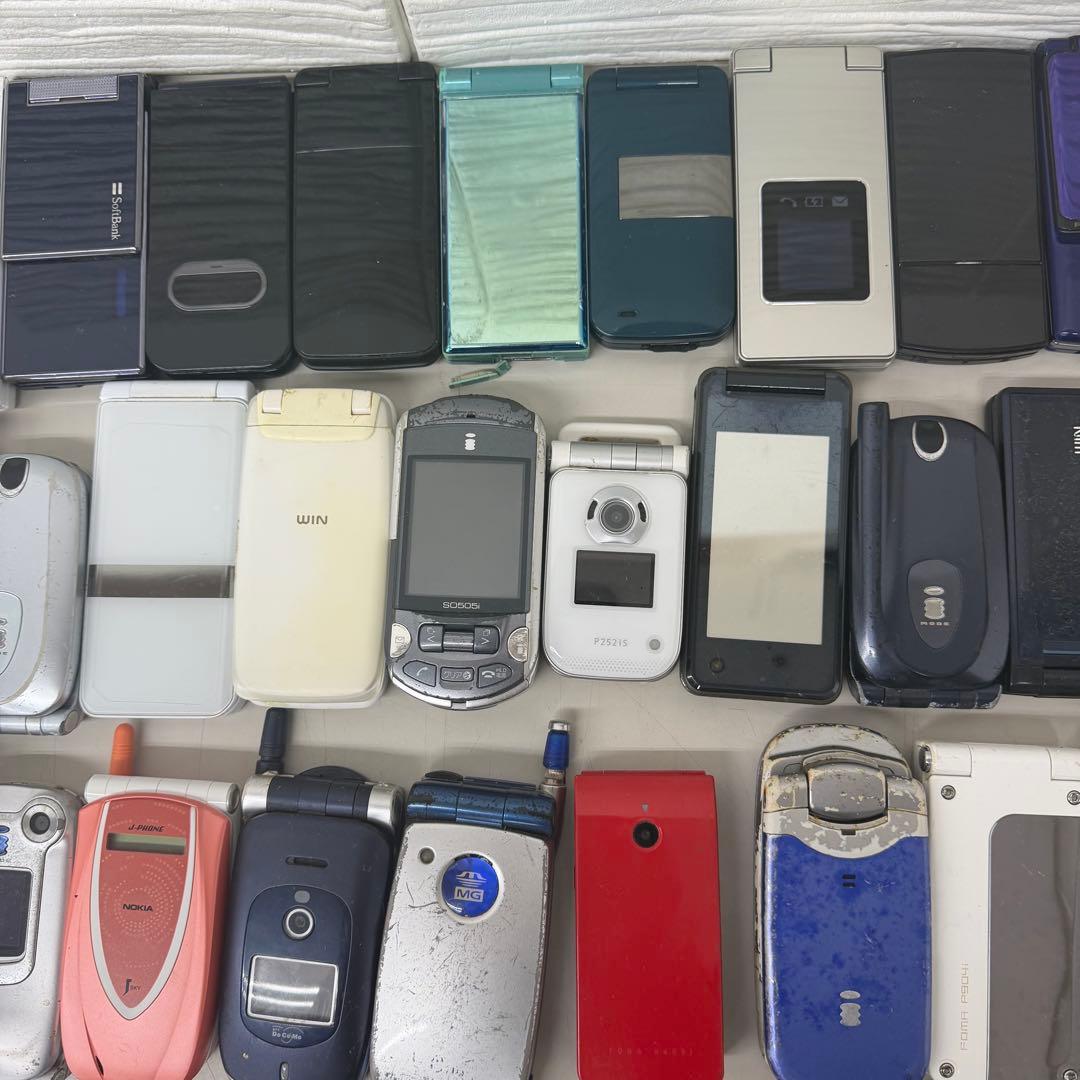 ガラケー　110個まとめ売り　ジャンク品　折りたたみ式携帯電話セット