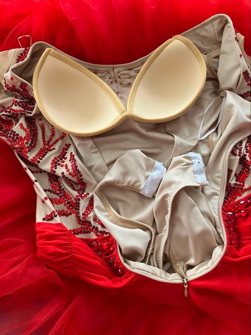 赤いチュールドレス ビーズ刺繍付き