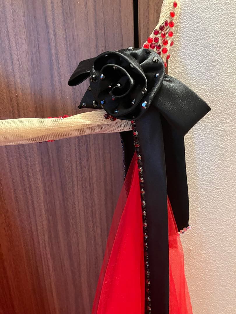 赤いチュールドレス ビーズ刺繍付き