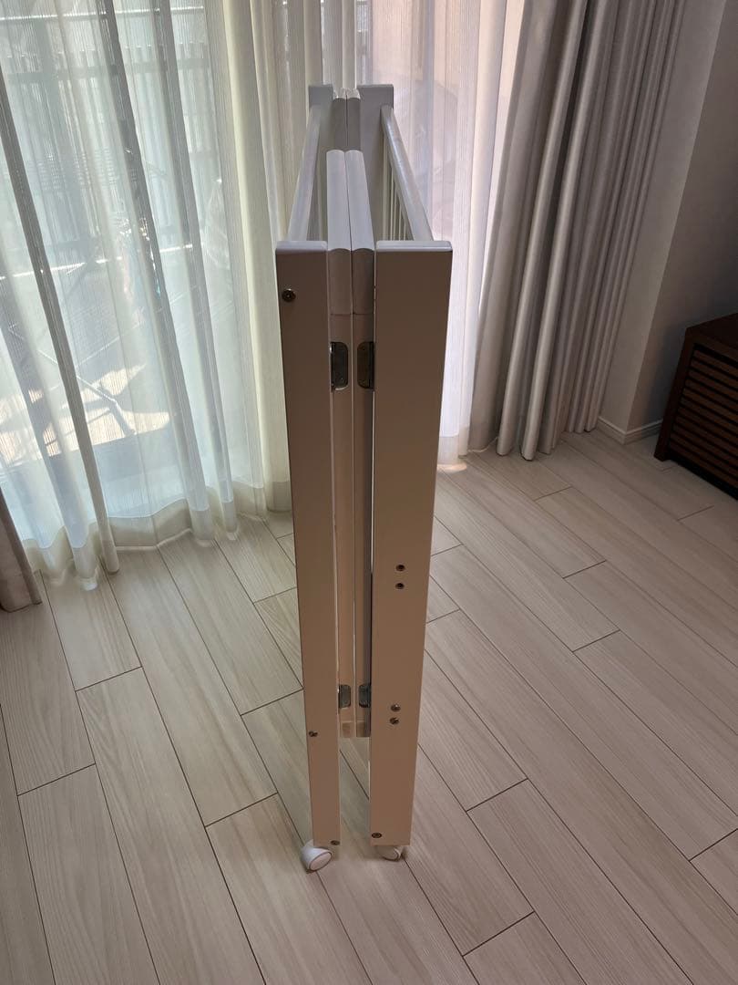 日本製のワンタッチ折りたたみハイタイプミニベビーベッド（キャスター付き）