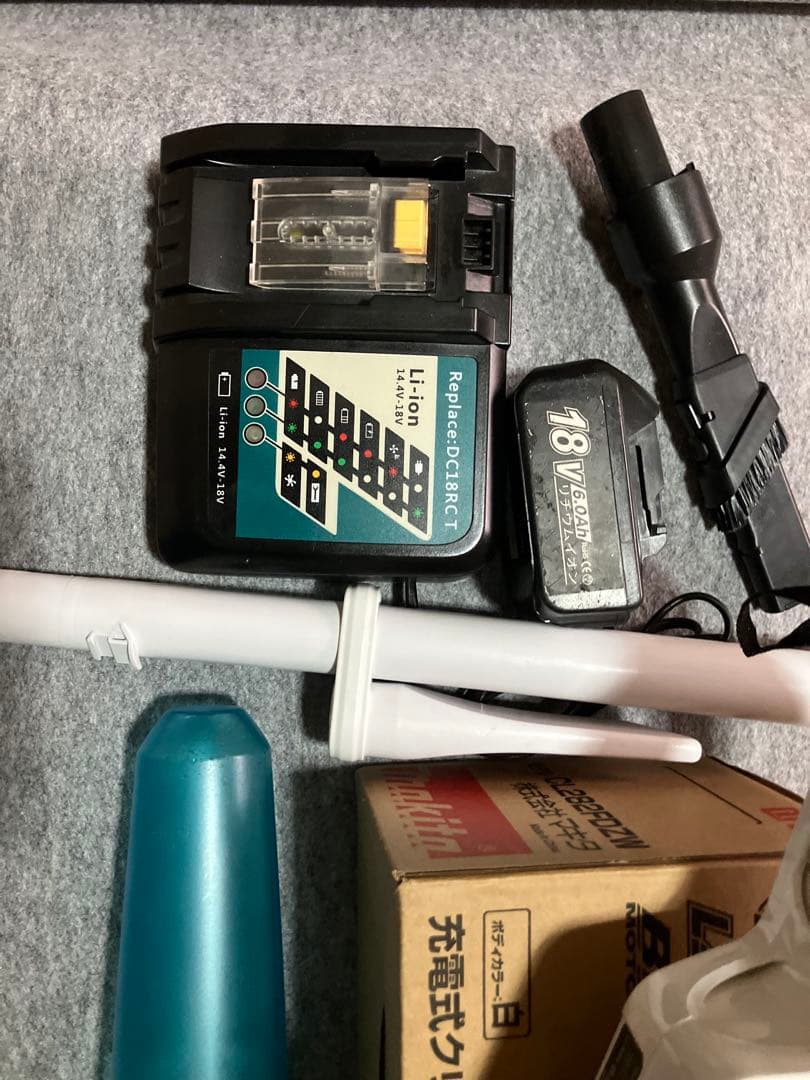 美品　Makita クリーナー CL282FDZ CW サイクロン箱、説明書付き