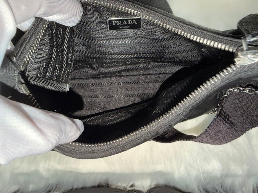 PRADA Re-Edition 2005 ブラックショルダーバッグ