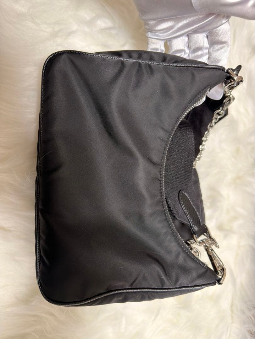 PRADA Re-Edition 2005 ブラックショルダーバッグ