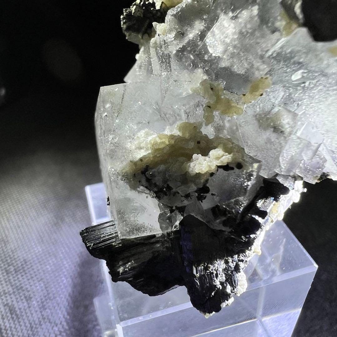 ヤオガンシャン産　ウルフラマイト、パイライト共生　カラーレスフローライト