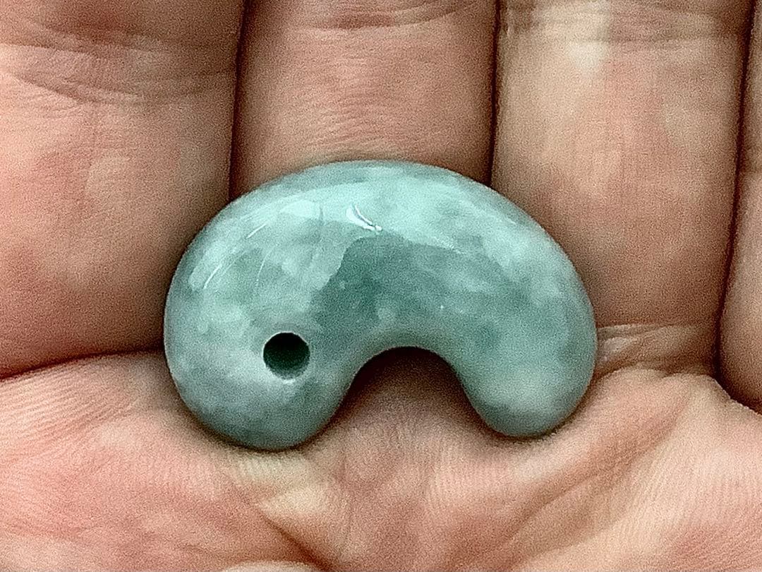 白緑バランス良好美麗‼️ 専門店40~53万円の品質　糸魚川翡翠勾玉　鑑別書付本‼️