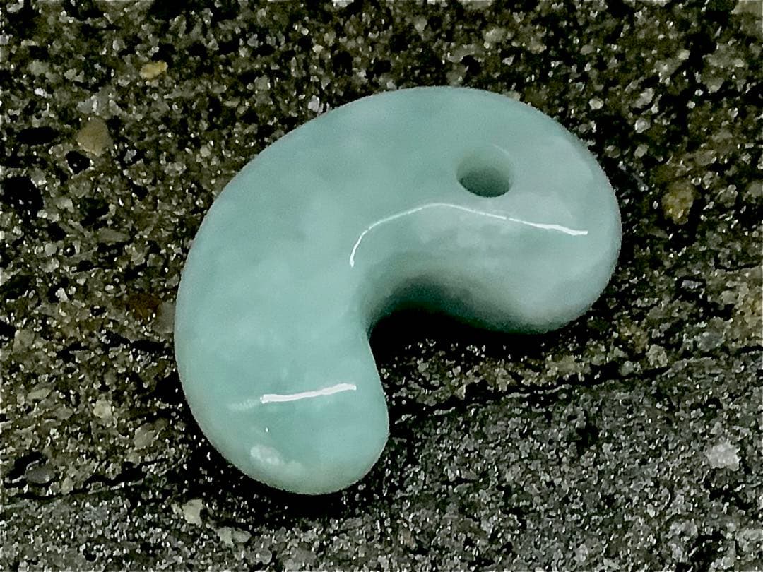 白緑バランス良好美麗‼️ 専門店40~53万円の品質　糸魚川翡翠勾玉　鑑別書付本‼️