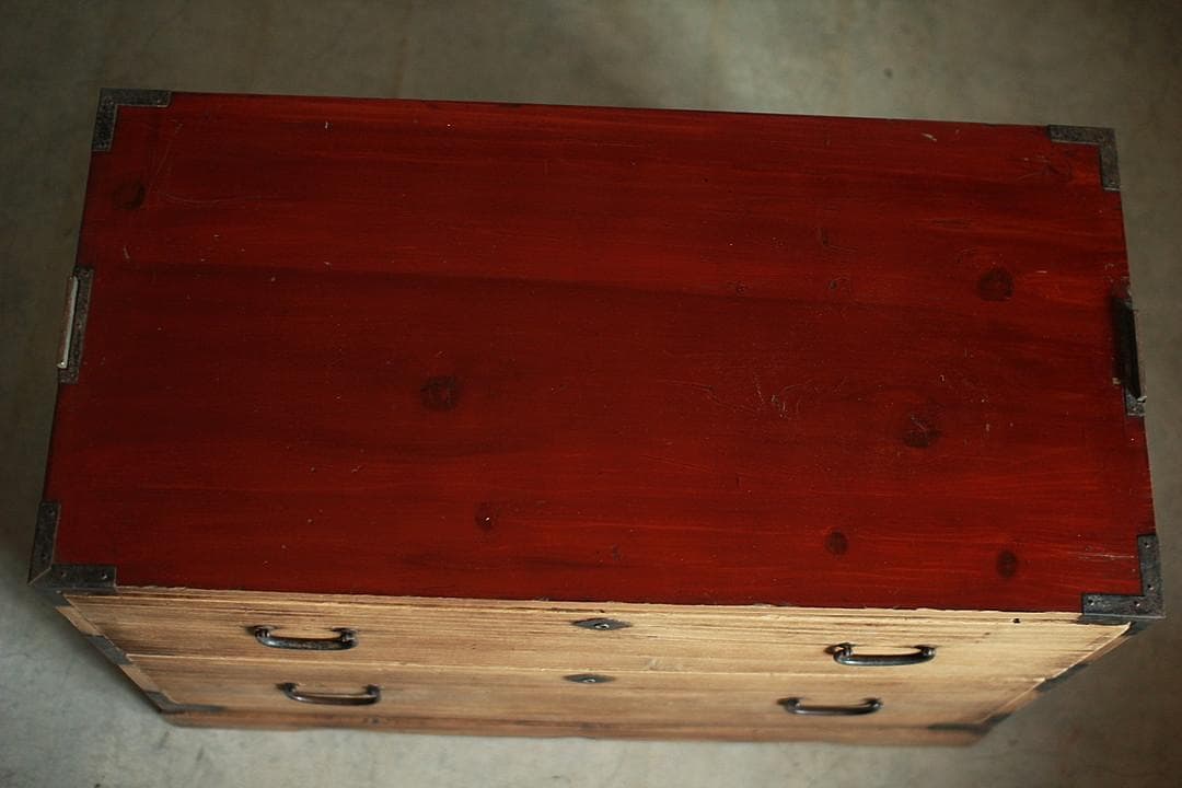 古く味のある木製の引き出し2段　チェスト　桐箪笥　タンス　古家具　古民家