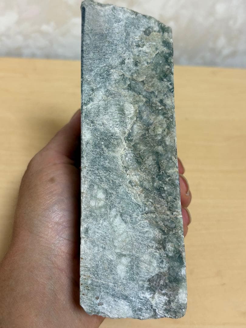 新潟県糸魚川市姫川産巨石天然糸魚川翡翠原石1233g 4面カット磨き無し 国石
