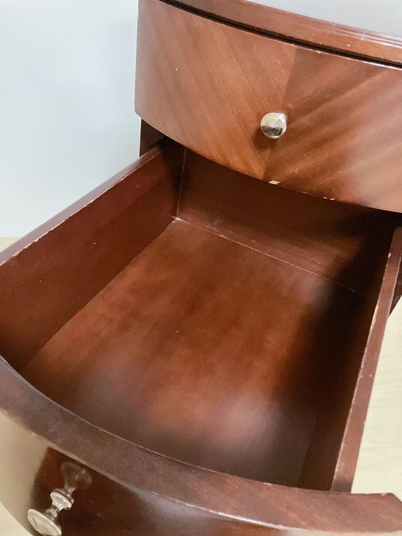 アンティーク調　キャスター付き　木製サイドテーブル　キャビネット　エンドテーブル