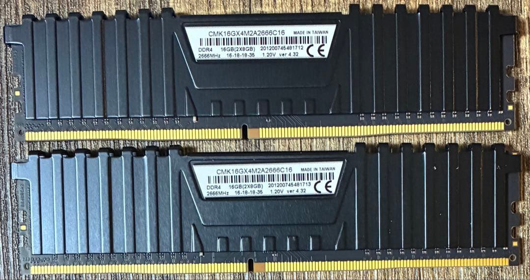 【中古】DDR4-2666 16GB(8GB×2枚) CORSAIR
