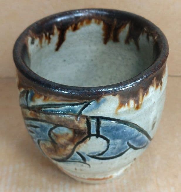 【本物保証】金城次郎 湯呑(魚紋）共箱(本人書付）栞 壷屋焼 人間国宝 美品
