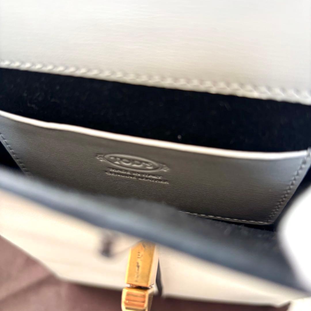 TOD'S トッズ スマホショルダーバッグ 金具 ロゴ金具 ロゴ型押し