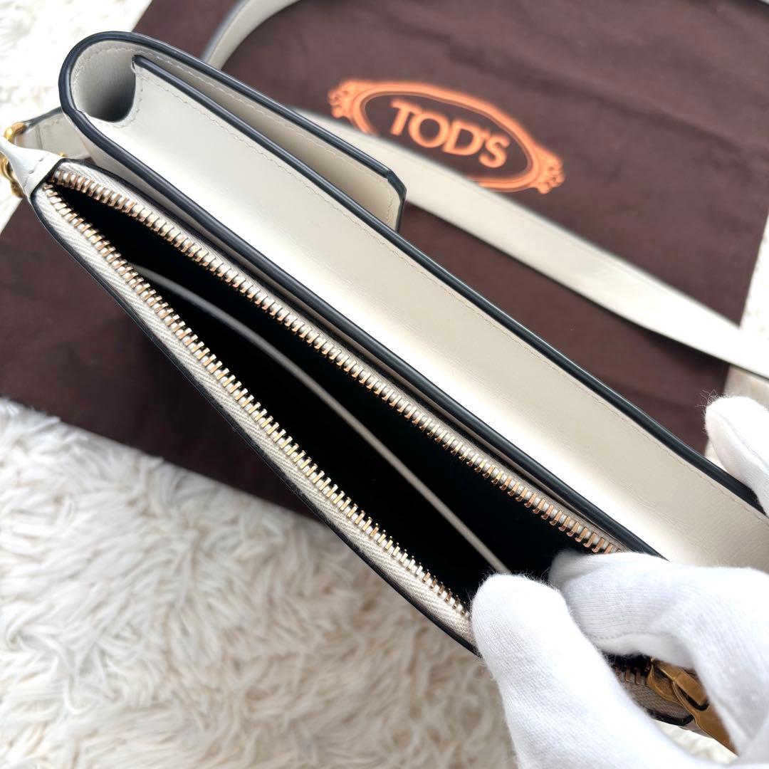 TOD'S トッズ スマホショルダーバッグ 金具 ロゴ金具 ロゴ型押し