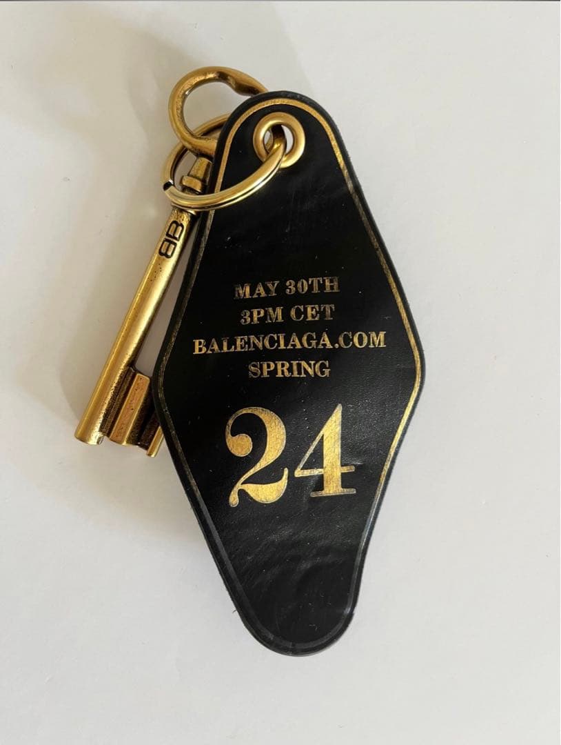 小物 balenciaga invitation spring 24