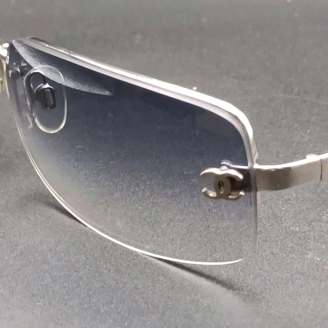 シャネル グラデーション サングラス ココマーク レザーチェーン リムレス