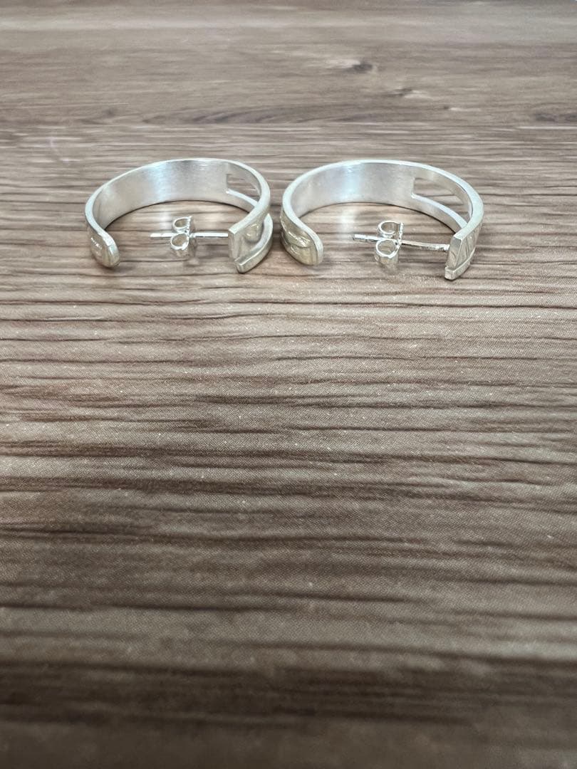 【値下げしました】GUCCI シルバーフープピアス　箱、収納袋付き