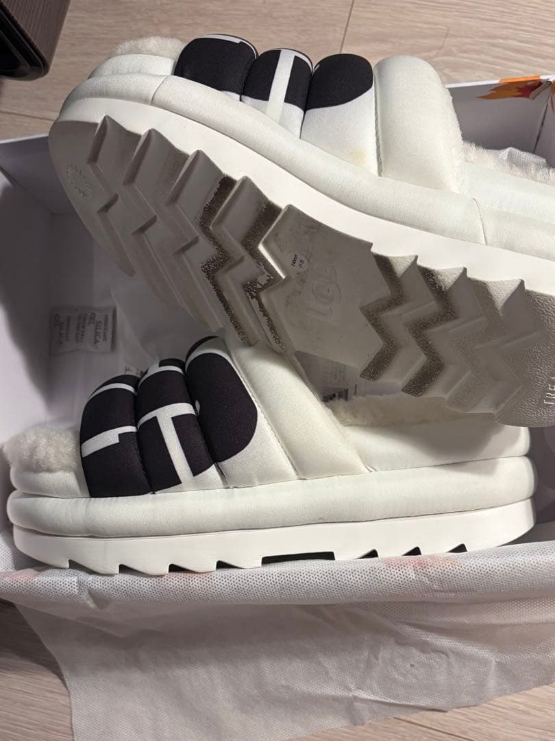 UGG アグ 厚底サンダル ムートンスリッパ