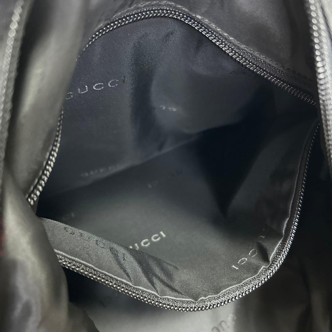 GUCCI ショルダーバッグ　ロゴプレート　ナイロン　ブラック　ロゴ