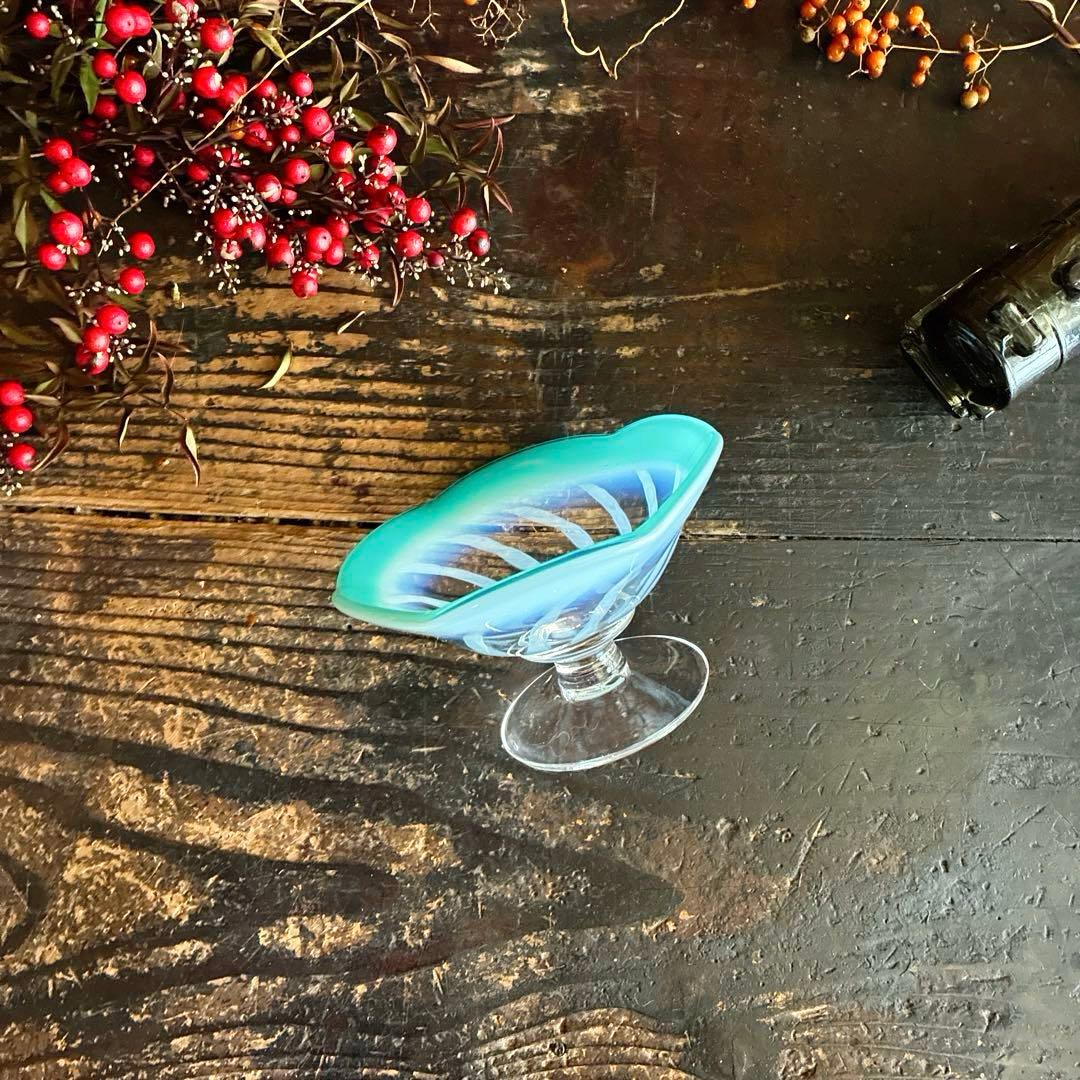 骨董　時代ガラス　希少　翡翠色乳白色暈し　流線紋　花型　朝顔コップ　氷コップ１客