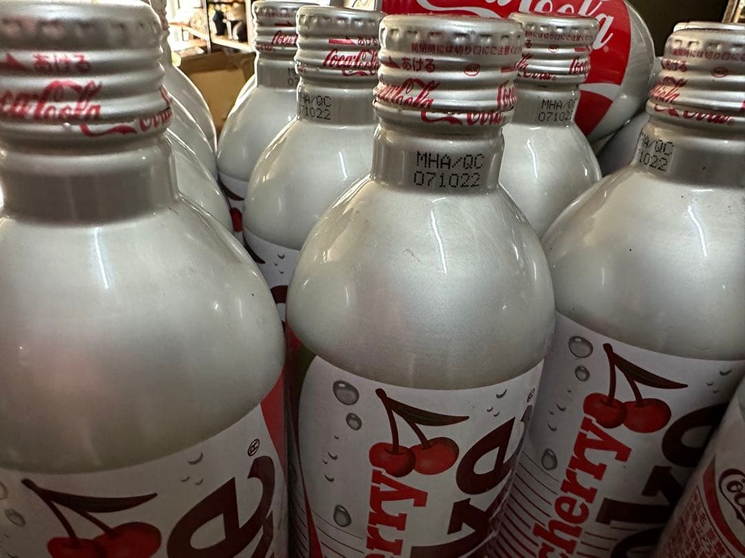 チェリーコークのボトル缶【空缶】23本とカートン+コカコーラボトル缶【空缶】