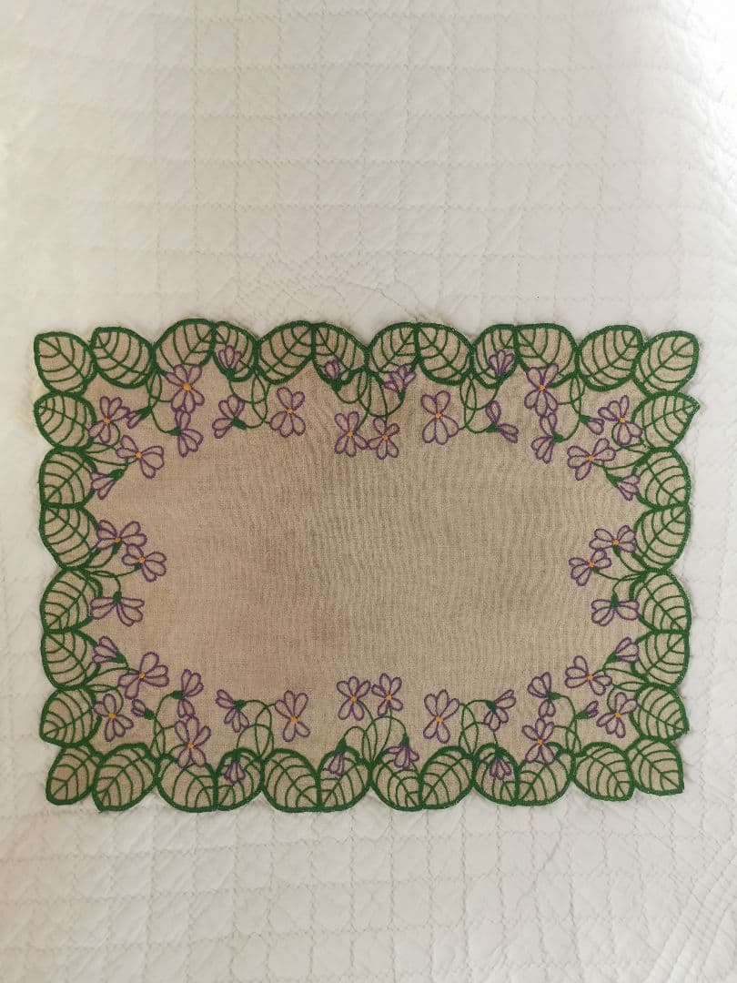 アンティーク/ヴィンテージ フランス 菫の葉と花のカットワーク刺繍 リネンクロス