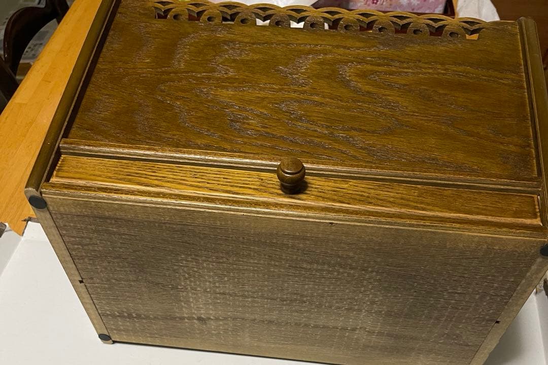 パリの雑貨屋シリーズのアンティーク調の木製マガジンラック