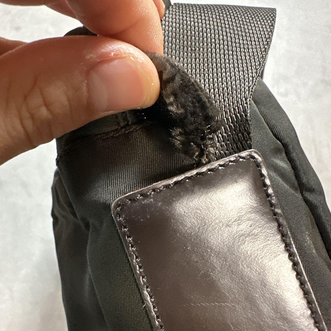 PRADA プラダ ナイロン ショルダーバッグ オリーブ トライアングル