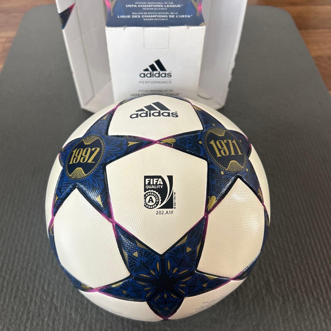 adidas チャンピオンズリーグ決勝ボール 2013