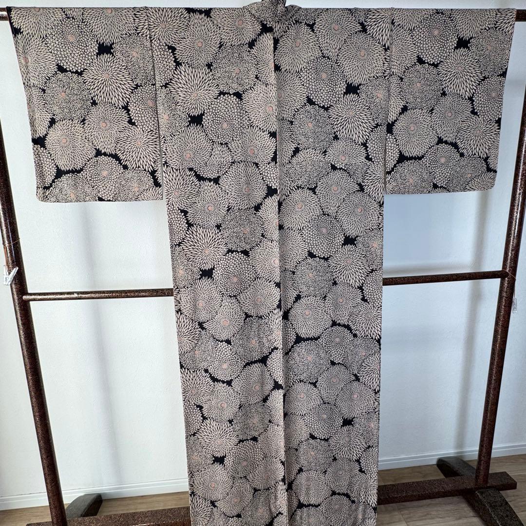 しつけ付き　正絹　小紋　和装　現代　着物　袷　165裄67 黒　縮緬　菊　トール