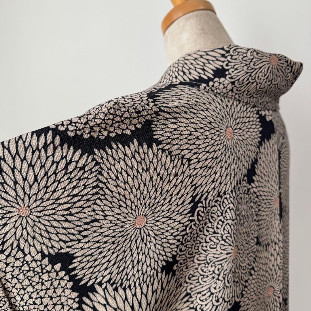 しつけ付き　正絹　小紋　和装　現代　着物　袷　165裄67 黒　縮緬　菊　トール