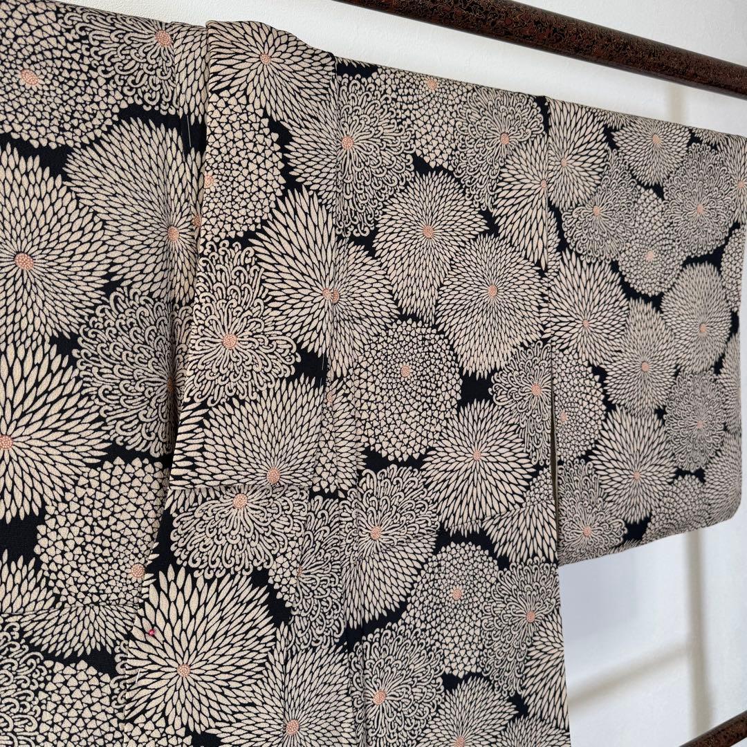 しつけ付き　正絹　小紋　和装　現代　着物　袷　165裄67 黒　縮緬　菊　トール