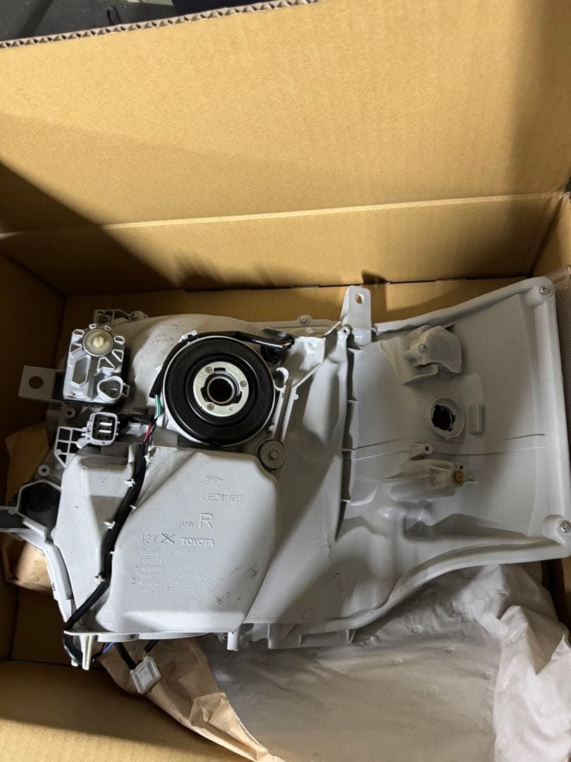 ハイエース　純正LEDヘッドライト　サイト