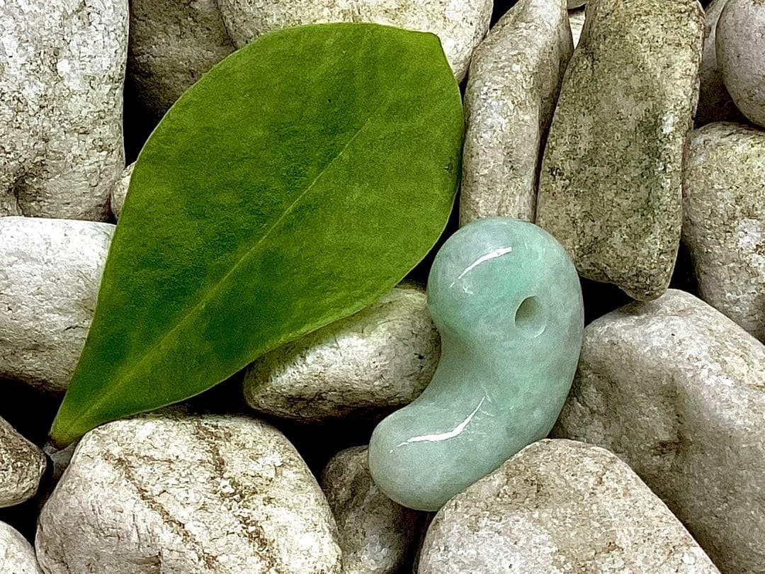 ✳極上紋様‼️ 希少玉‼️糸魚川翡翠勾玉　お身近に開運*吉祥の守護石を　鑑別書取得品