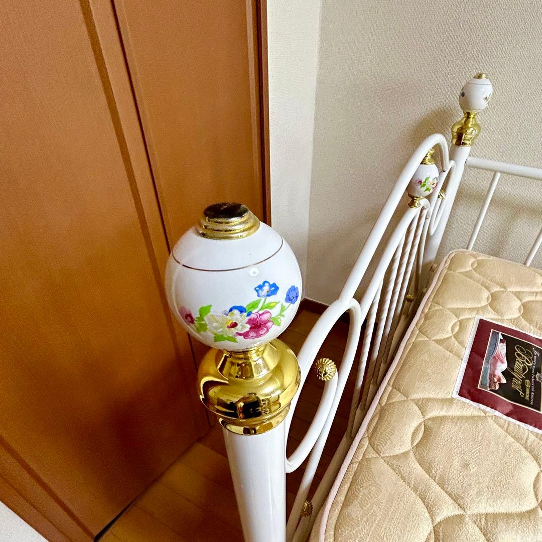 ジュリア　シングルベッドフレーム ホワイト アイアン　ニトリ