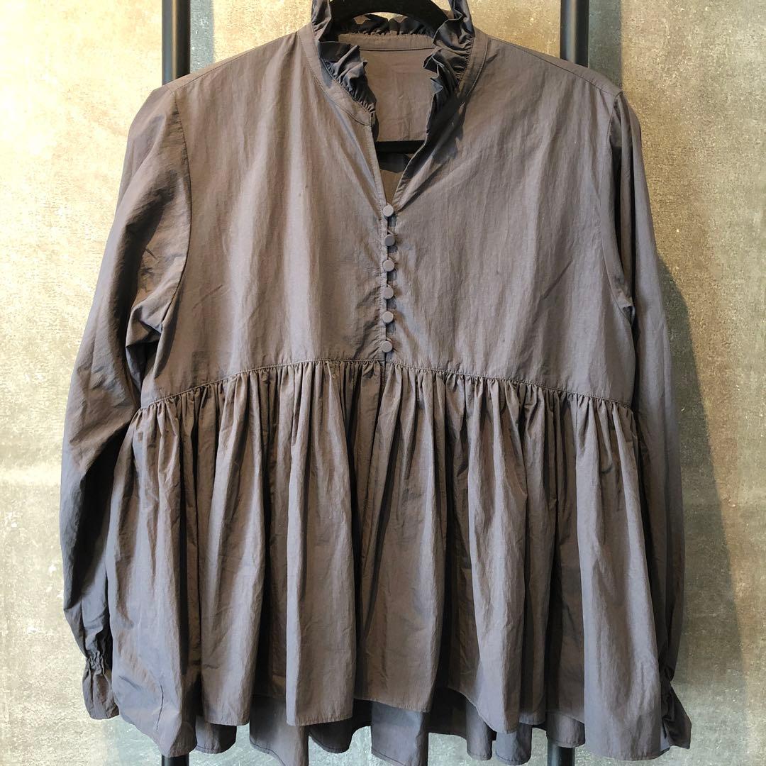 美品 IENAイエナ ライトタフタショートギャザーブラウス チャコールグレー