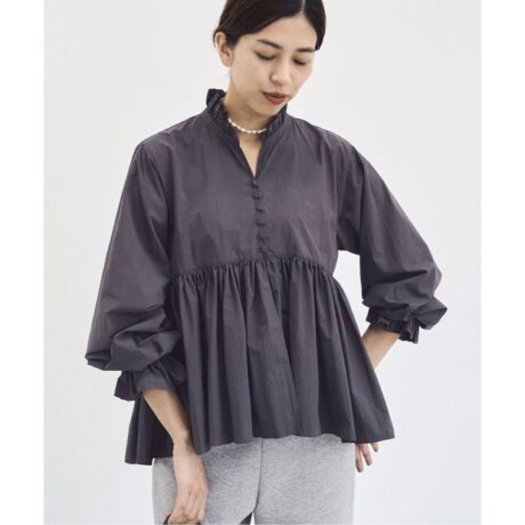 美品 IENAイエナ ライトタフタショートギャザーブラウス チャコールグレー