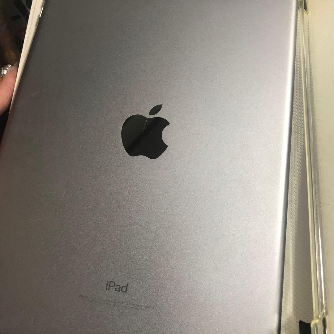 Apple iPad (第6世代)32シルバー