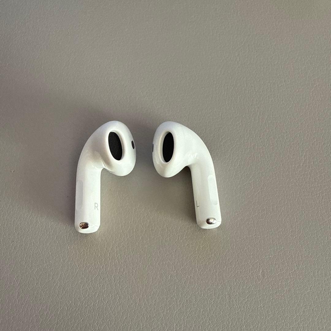 [美品]AirPods 4 アクティブノイズキャンセリング搭載