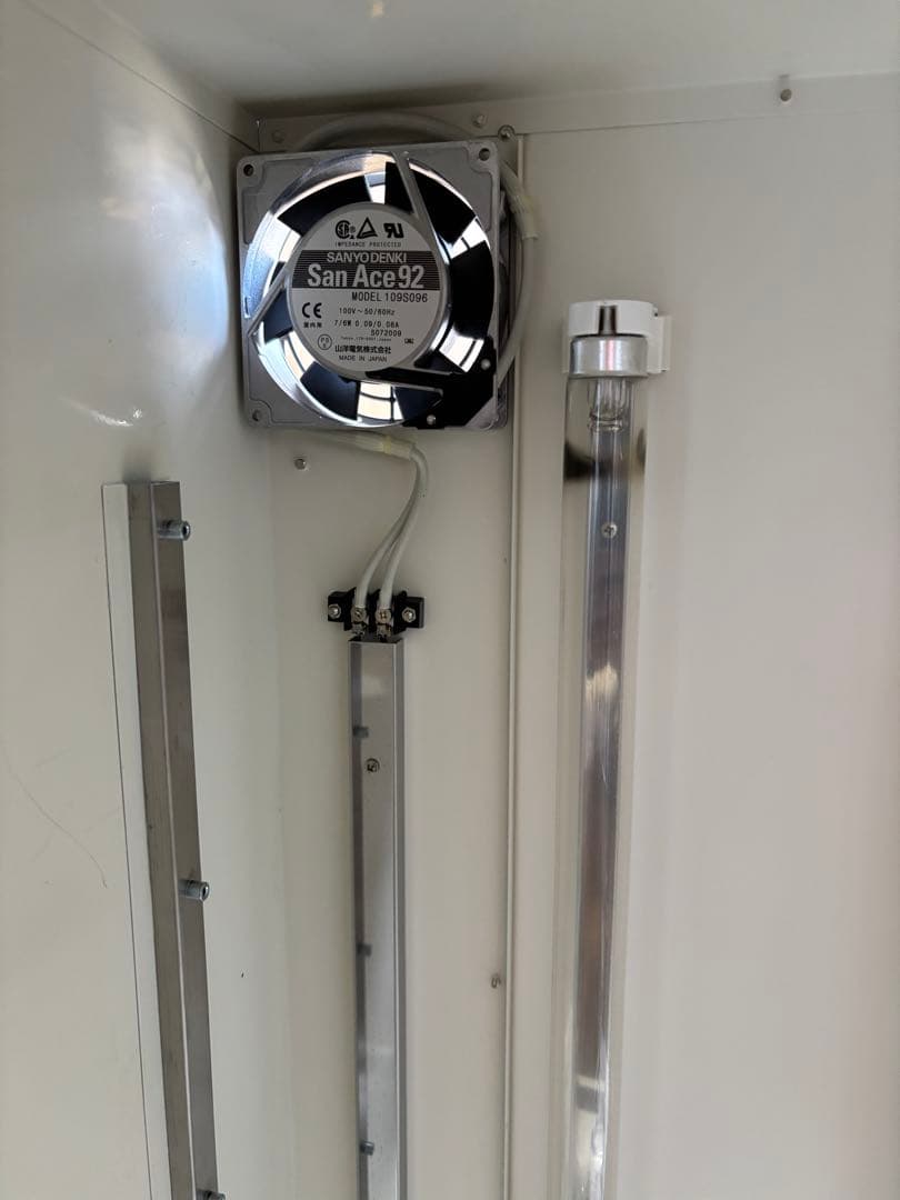 スリッパ殺菌庫保管庫 UVクリーン ガラス扉付き10足保管 (全面ホワイト塗装)