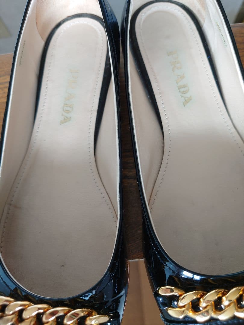 PRADA ブラック フラットシューズ ゴールドチェーン　サイズ381/2
