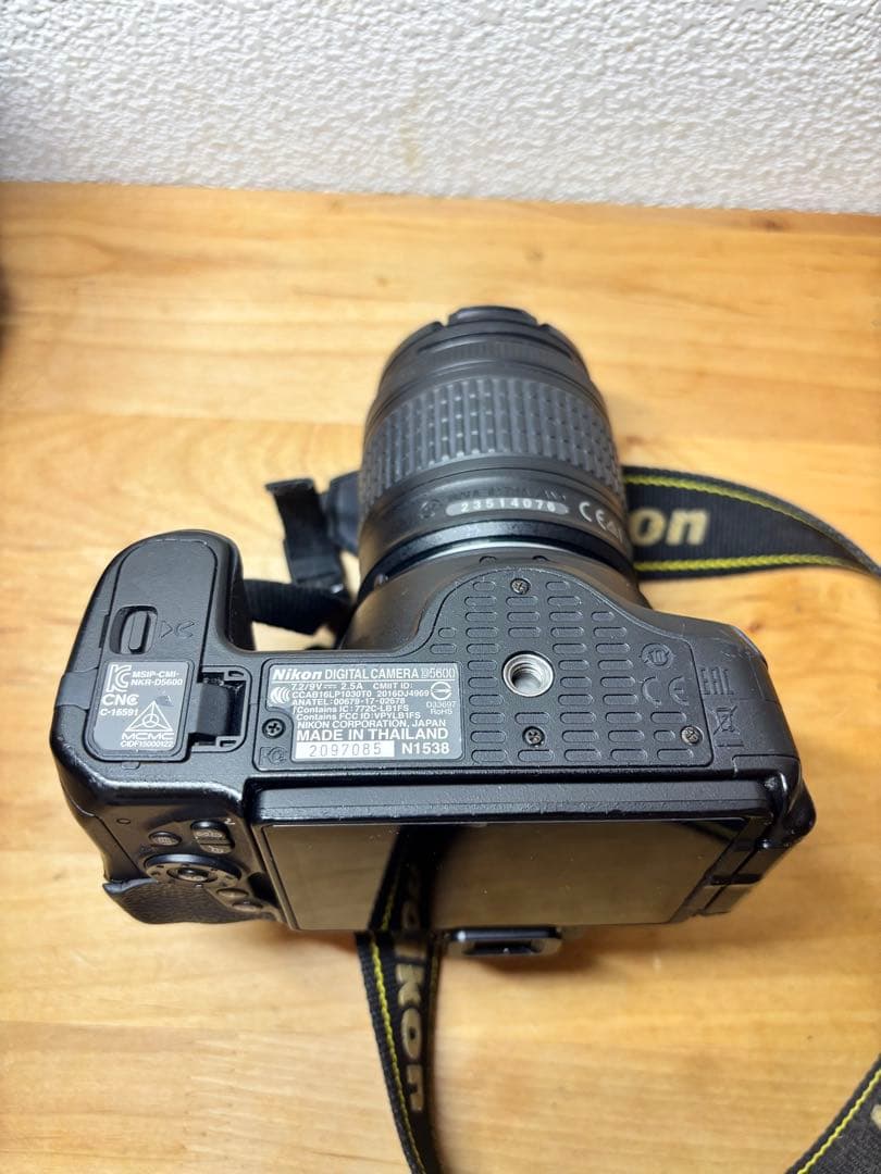 Nikon D5600 ダブルズームキット（中古）バッテリー4つ付 レンズ保護付