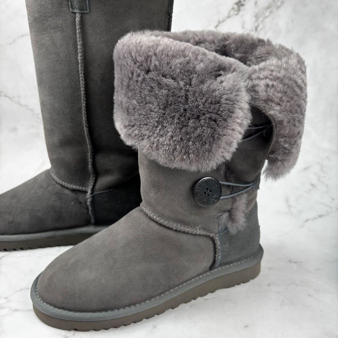 【新品級】UGG ムートン ブーツ 23グレー ベイリー ボタン トリプレット