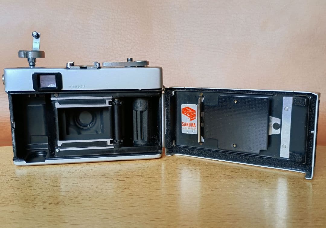 たに、カメラ【美品、完動品】コニカC35　乃木坂46　五百城茉央、芦田愛菜