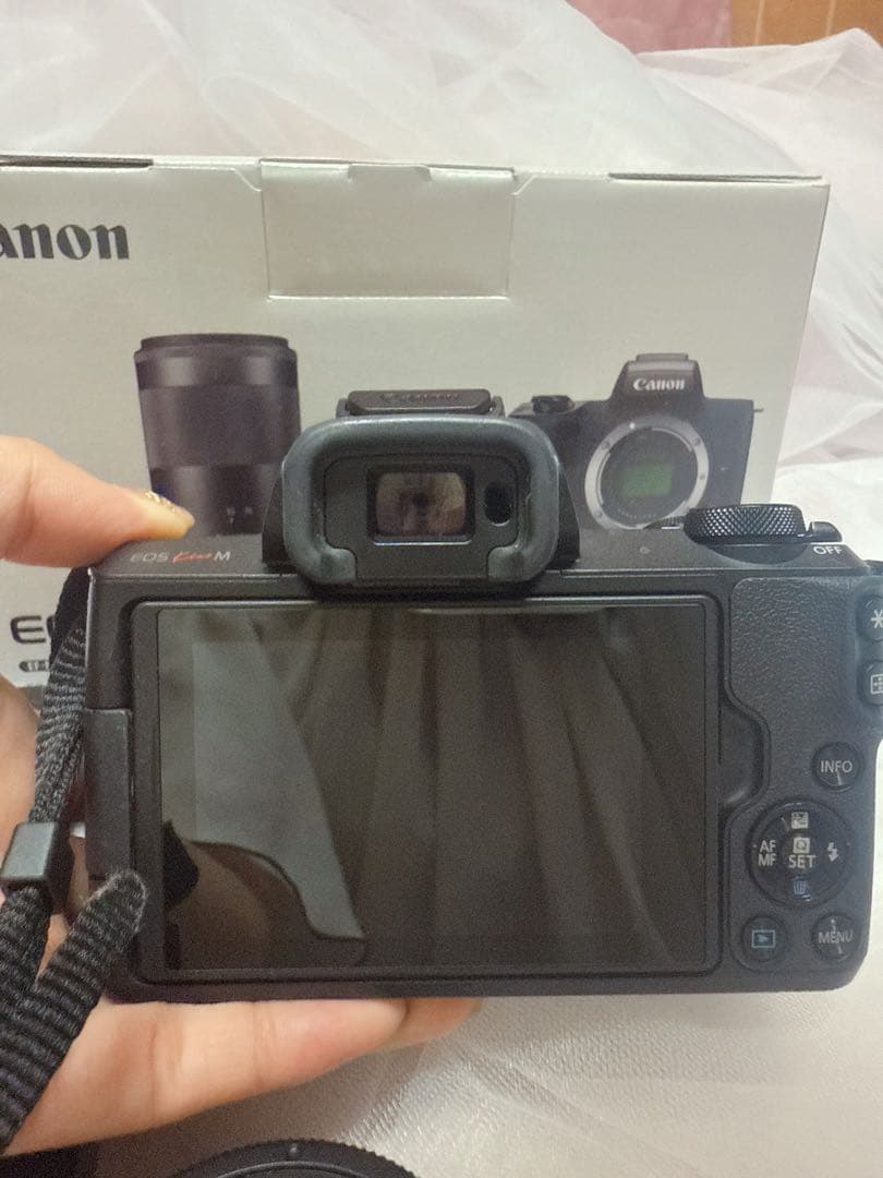 【値下げ中】キヤノン EOS Kiss M (ブラック/ミラーレス一眼カメラ)